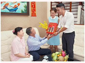 Mua quà Tết tây cho bố mẹ vợ không khó như bạn nghĩ đâu!